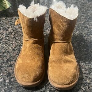 Koolaburra  by UGGTan Suede Boots with White Fur size 6 women